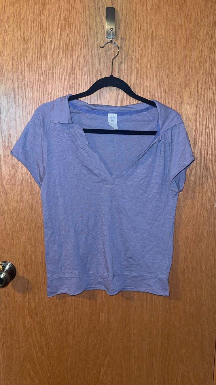 We The Free Women's Size S Purple V-Neck Short Sleeve T-Shirt